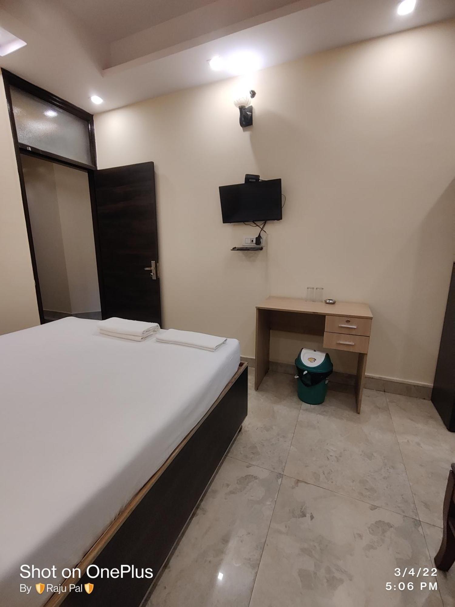 Raj Residency Hotel *
